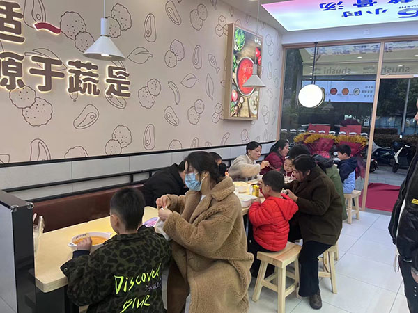 麻辣烫店加盟的利润怎样呢？麻辣烫夫妻店一年能赚多少钱呢？